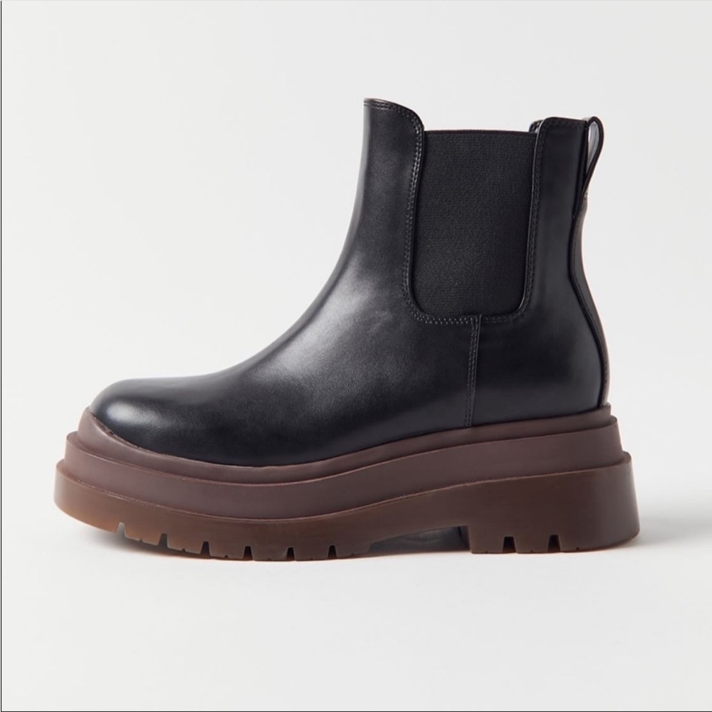 Urban Outfitters Betty Platform Chunky Chelsea Boots size 7